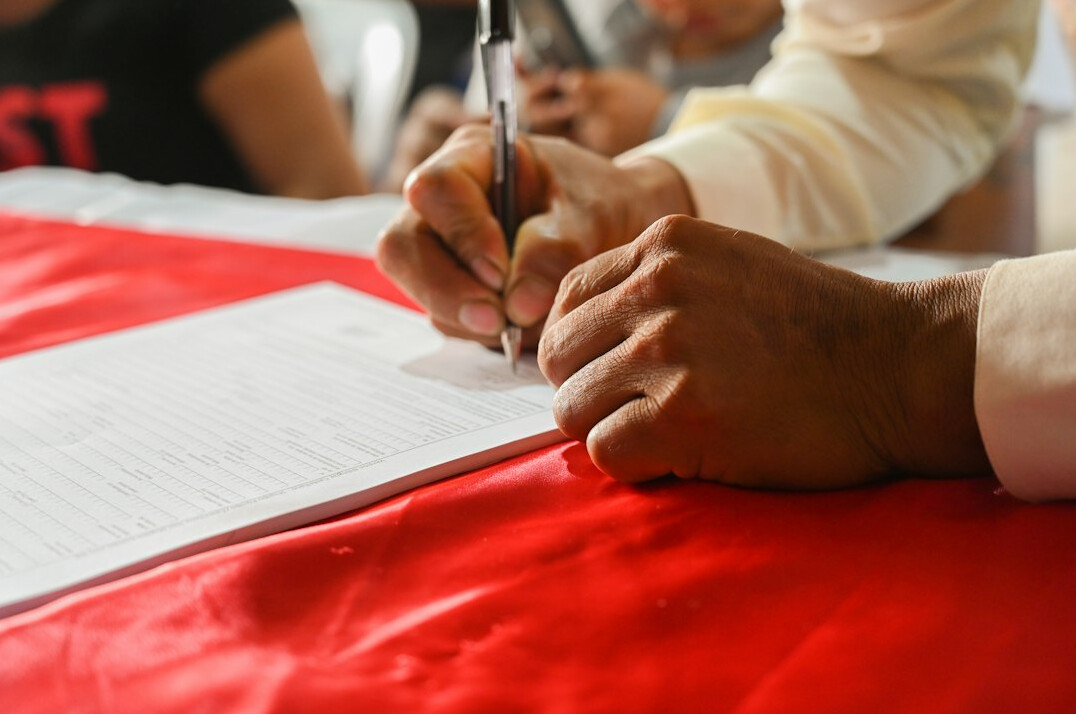 person signing mortgage papers